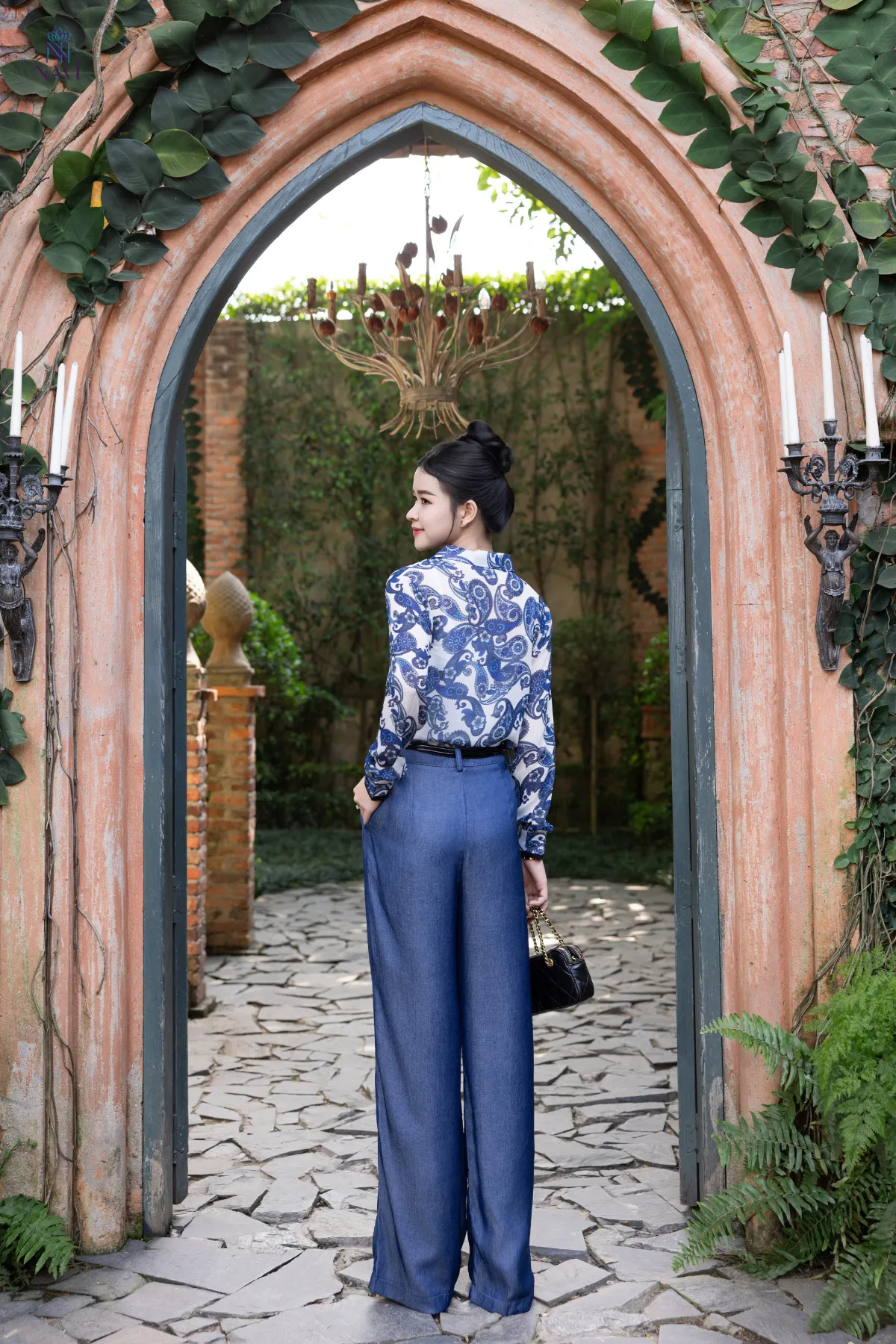 Áo sơ mi nữ cổ điển chất liệu mềm mại, thiết kế tinh tế
