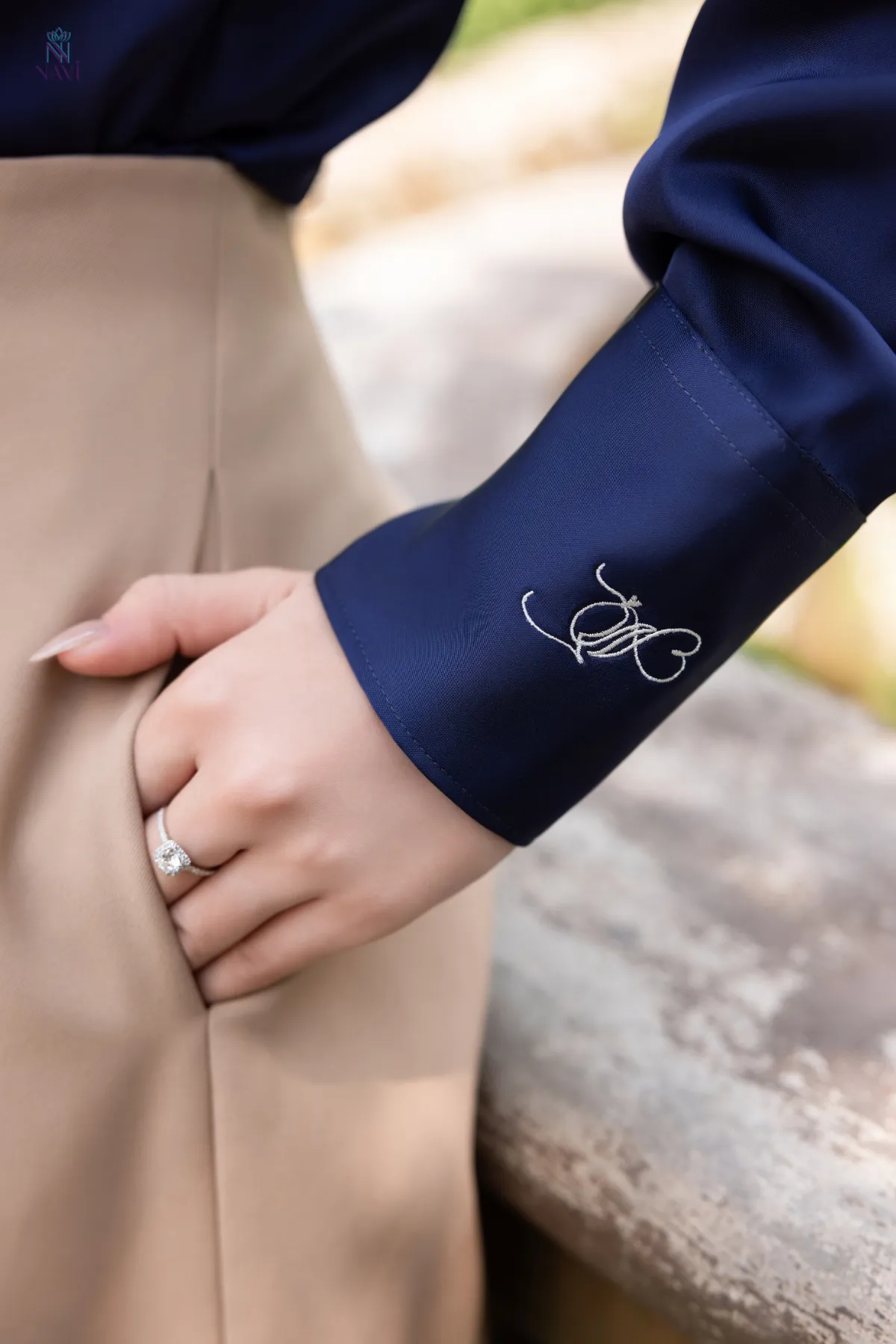 Áo sơ mi lụa màu xanh Navy thiết kế tinh xảo phù hợp đi làm, đi chơi