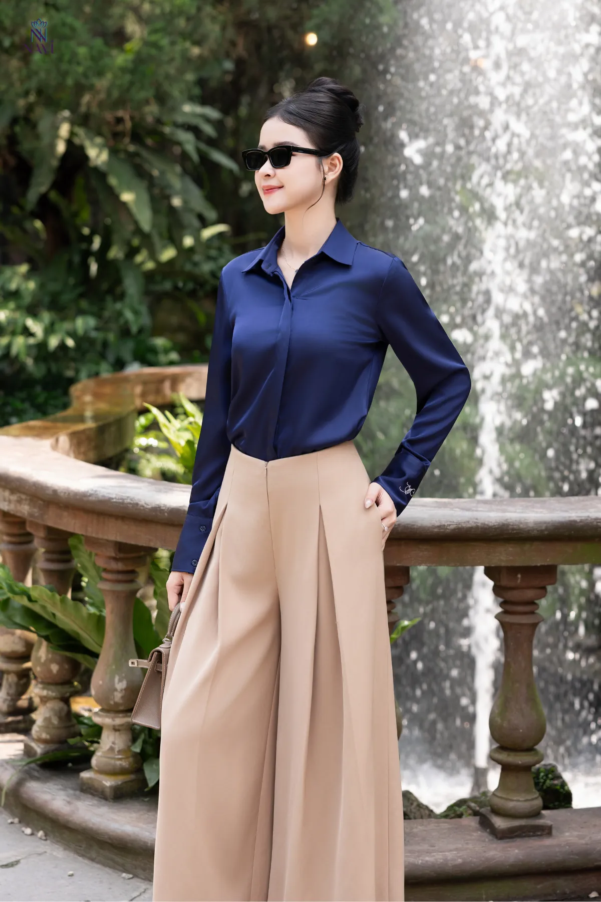 Áo sơ mi lụa màu xanh Navy thiết kế tinh xảo phù hợp đi làm, đi chơi