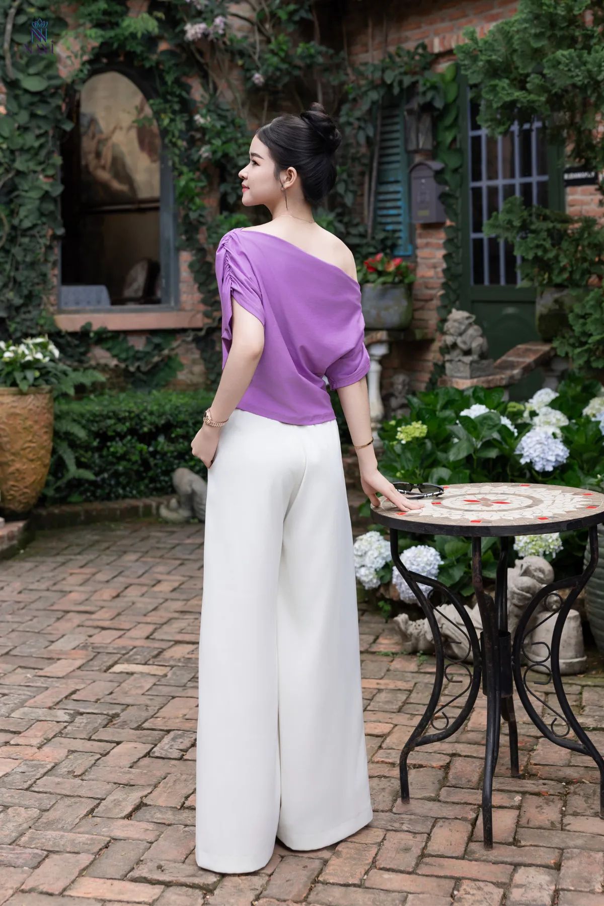 Áo thun lệch vai thiết kế tinh tế, co giãn nhẹ, tôn dáng