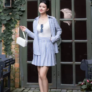 Set sơ mi linen sọc phong cách trẻ trung, dễ phối với chất vải mềm