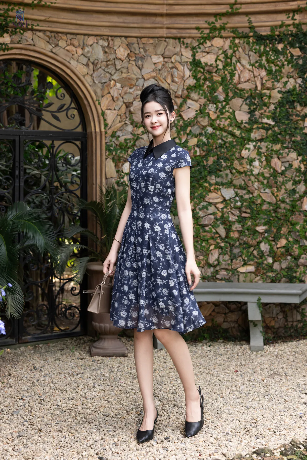 Đầm hoa dáng xoè với chất liệu lụa voan mềm mại theo từng chuyển động