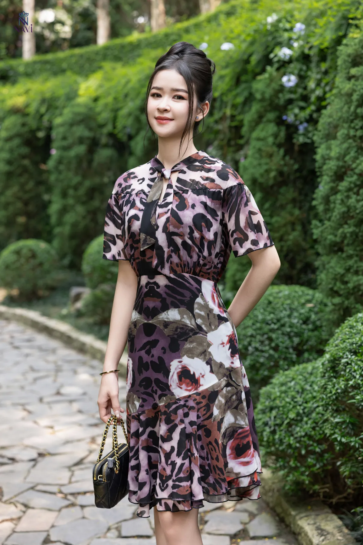 Đầm voan hoa văn thiết kế hoa văn độc đáo